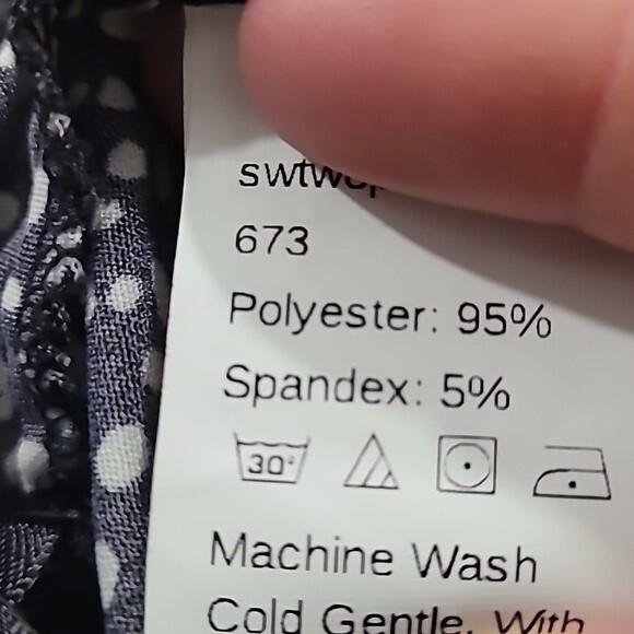 Shein black w/ white pebble print skirt. Elasticized waist w/ tie. Size Medium - Picture 6 of 6